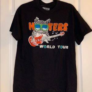 Hooters graphic t-shirt